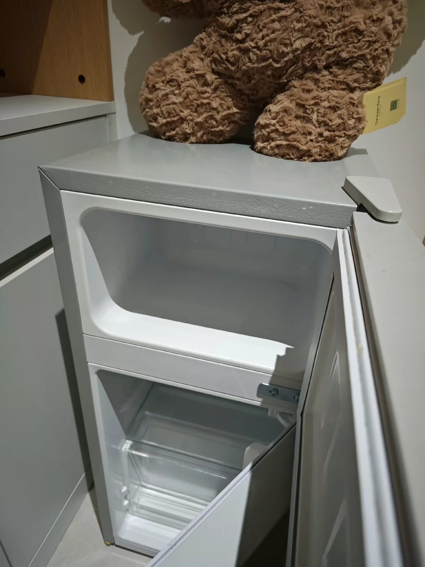 奥克斯冰箱，容量52升，用了两三个月。要搬家了，便宜出，很新！